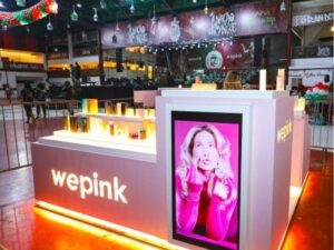 Virginia Fonseca instala quiosque da WePink na quadra da Grande Rio