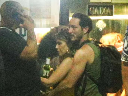 Wanessa Camargo e Allan Souza Lima são vistos agarradinhos em quiosque no Rio
