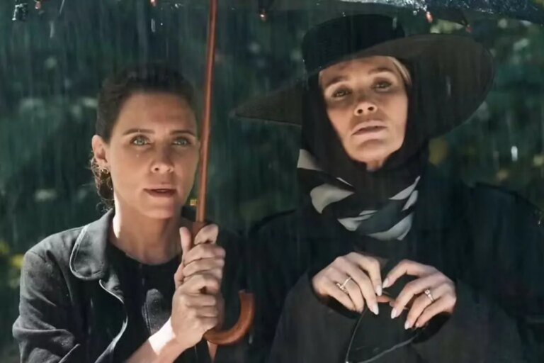 Sandra (Flávia Alessandra) assiste ao próprio sepultamento com Inês (Joana Solnado) em