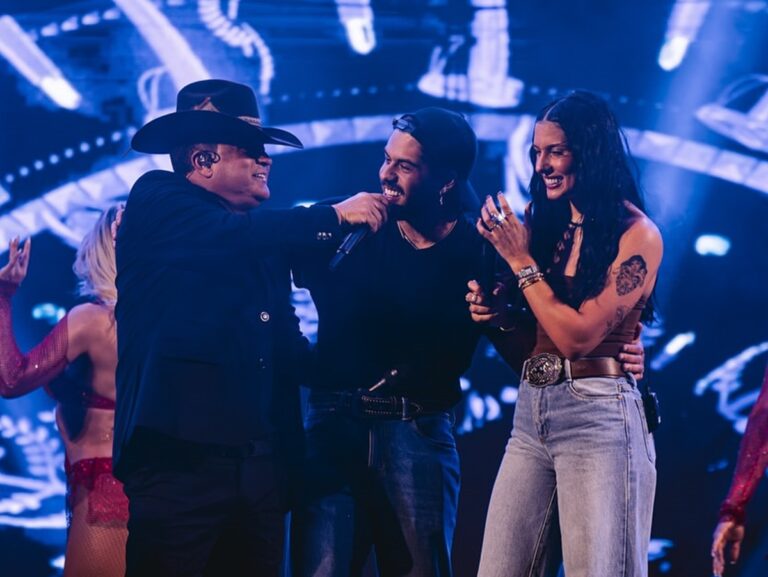 Ana Castela e Zé Felipe participam de show de Leonardo e trocam beijo no "Domingo Legal"; veja