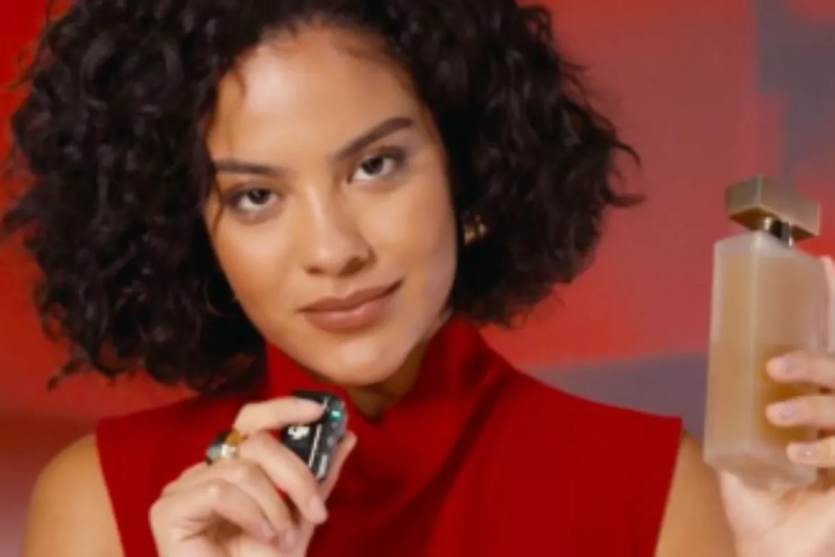 bella campos com perfume em campanha do bradesco