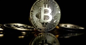 Bitcoin tem alta de mais de 1% com potencial alívio em tensões comerciais