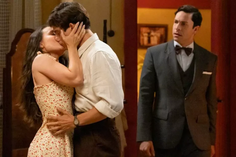 Estela (Larissa Manoela) beija Túlio (Cadu Libonatti) na frente de Celso (Rainer Cadete) em