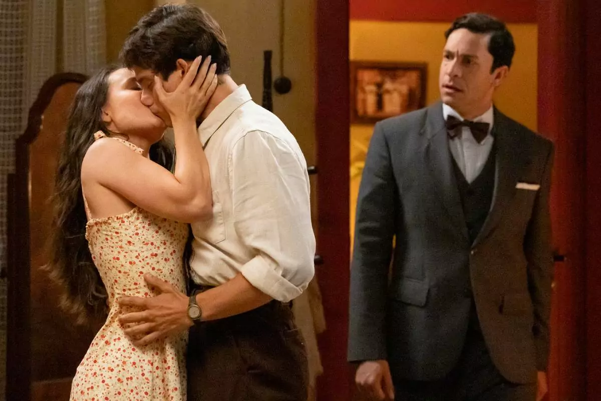 Estela (Larissa Manoela) beija Túlio (Cadu Libonatti) na frente de Celso (Rainer Cadete) em