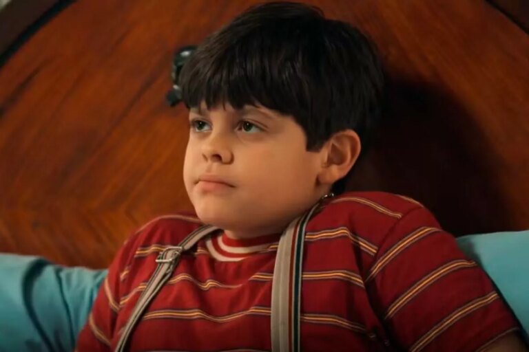 Simbá (Arthur Yera) conta a Celso (Rainer Cadete) que mentiu sobre Policarpo em Êta Mundo Melhor