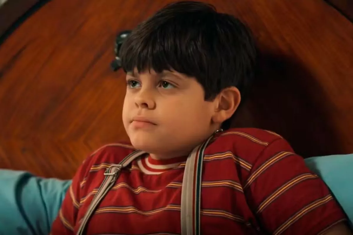 Simbá (Arthur Yera) conta a Celso (Rainer Cadete) que mentiu sobre Policarpo em Êta Mundo Melhor