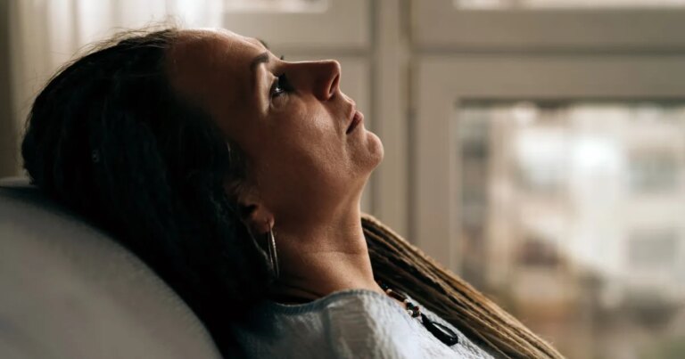 Menopausa vai além das ondas de calor: veja sintomas pouco conhecidos