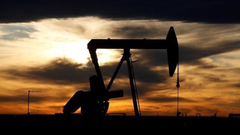 Petróleo fecha em alta após Opep+ elevar oferta em ritmo menor que esperado