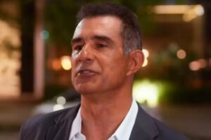 Ricardo é atropelado por um caminhão no meio da rua em Dona de Mim