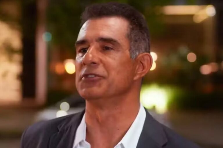 Ricardo é atropelado por um caminhão no meio da rua em Dona de Mim