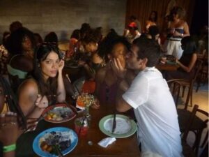 Humberto Carrão dá beijão em colega de elenco na festa de despedida de “Vale Tudo”