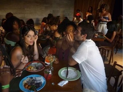 Humberto Carrão dá beijão em colega de elenco na festa de despedida de “Vale Tudo”