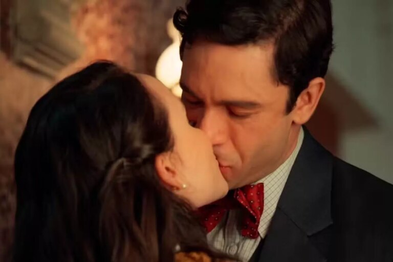 Celso (Rainer Cadete) briga com ladrão e recupera alianças de Estela (Larissa Manoela) em Êta Mundo Melhor