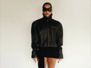 Deborah Secco brilha em look preto de grife em evento em São Paulo