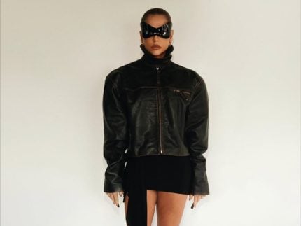 Deborah Secco brilha em look preto de grife em evento em São Paulo