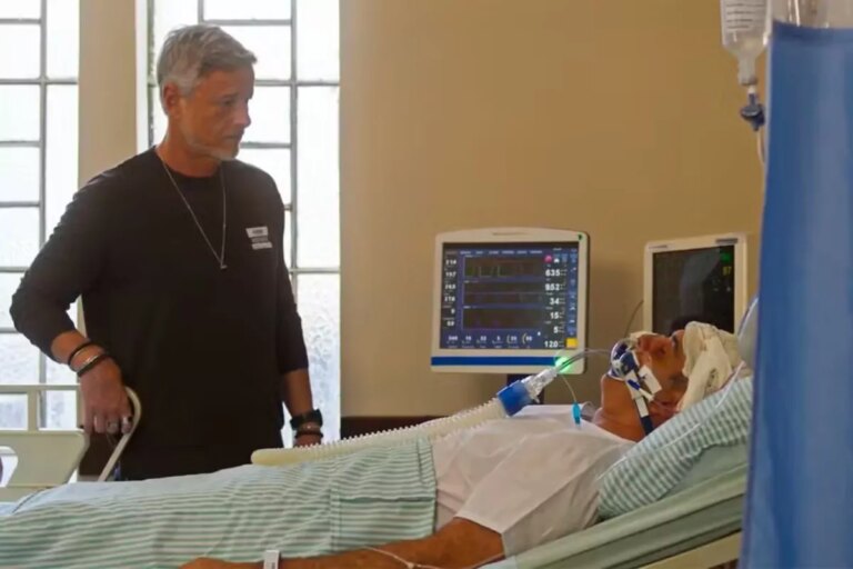 Ricardo (Marcos Pasquim) desperta do coma em