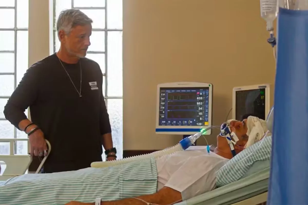 Ricardo (Marcos Pasquim) desperta do coma em