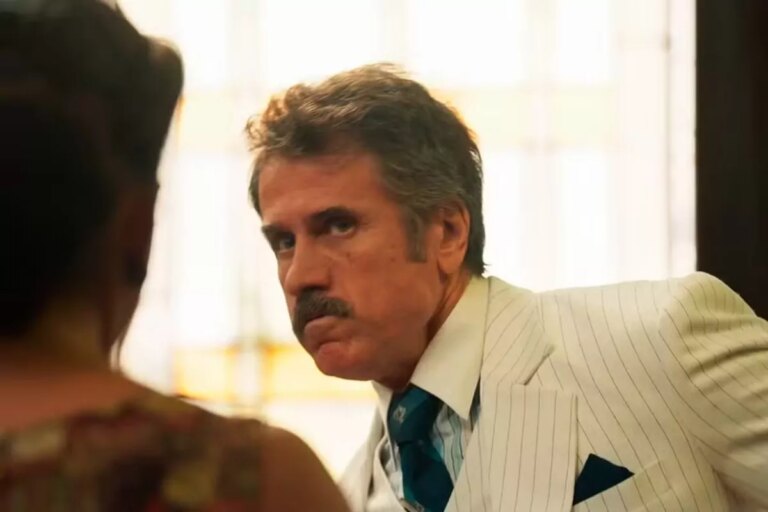 Ernesto (Eriberto Leão) apanha de Dita (Jeniffer Nascimento) em Êta Mundo Melhor