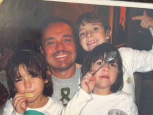 Seis anos após a morte de Gugu, filho resgata fotos antigas com o apresentador