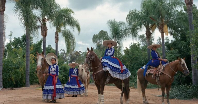 Fotógrafa retrata "cowgirls" do México que desafiam normas de gênero; veja