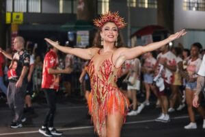 Juliana Paes no ensaio de rua da Unidos do Viradouro