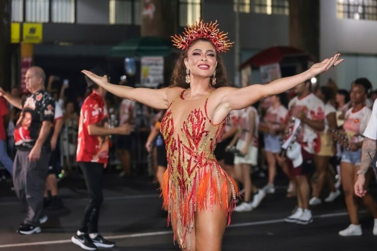 Juliana Paes no ensaio de rua da Unidos do Viradouro
