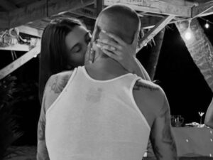 Justin e Hailey Bieber surgem aos beijos após rumores de crise  