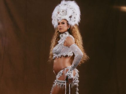 Grávida, Lore Improta estreia no Mini Desfile da Cidade do Samba homenageando mestre Ciça