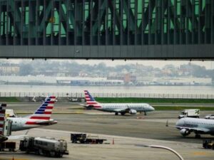 Republicanos rejeitam acordo e shutdown continua nos EUA; paralisação afeta voos