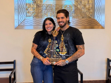 Ana Castela e Zé Felipe visitam Aparecida, tocam imagem da santa e recebem bênção