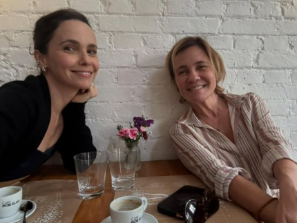 Débora Falabella e Adriana Esteves surgem juntas após confirmação de “Avenida Brasil 2”