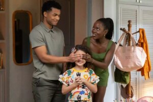 Leo (Clara Moneke) e Samuel (Juan Paiva) surpreendem Sofia (Elis Cabral) em Dona de Mim