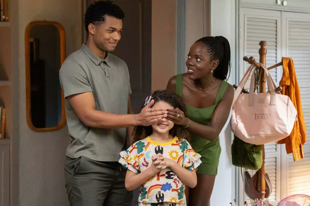 Leo (Clara Moneke) e Samuel (Juan Paiva) surpreendem Sofia (Elis Cabral) em Dona de Mim