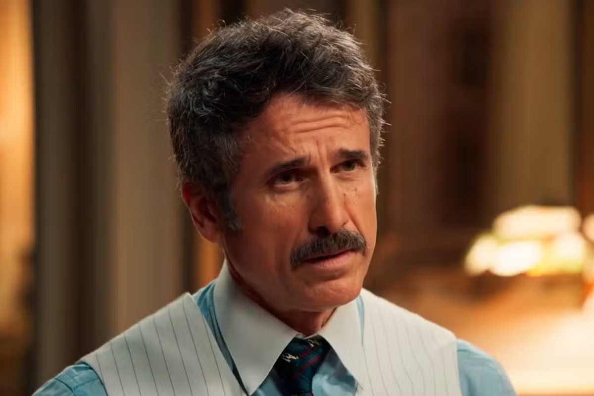 Ernesto (Eriberto Leão) fica abismado com visita de Simbá (Arthur Yera) em