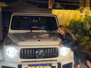 Ferrugem presenteia esposa com carro de R$ 2 milhões: "Superfeliz"