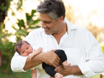 Leo Chaves apresenta Vicente e emociona fãs ao revelar nascimento do caçula