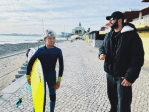 Pedro Scooby curte dia de surfe em Portugal ao lado dos filhos Dom e Bem