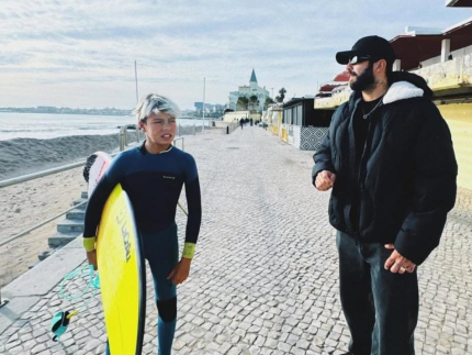 Pedro Scooby curte dia de surfe em Portugal ao lado dos filhos Dom e Bem