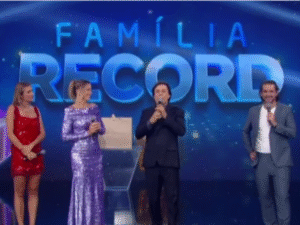 De saída da Record, Ticiane Pinheiro é homenageada e se emociona: "Muito feliz"