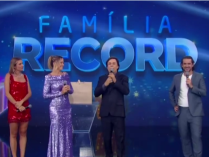 De saída da Record, Ticiane Pinheiro é homenageada e se emociona: "Muito feliz"