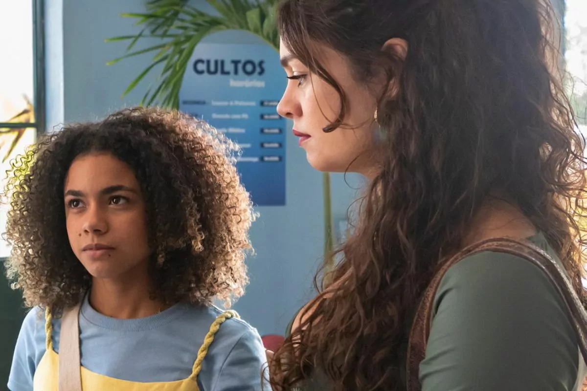 Gerluce (Sophie Charlotte) e Joélly (Alana Cabral) em Três Graças