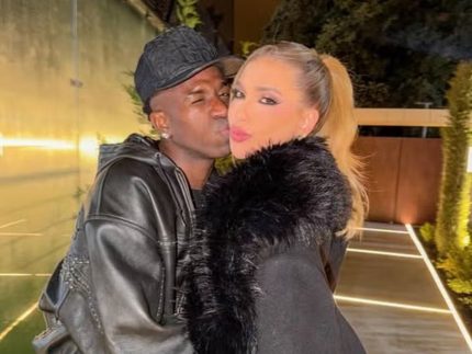 Após perrengue com vestido, Virginia posa com Vini Jr. em jantar em Madri