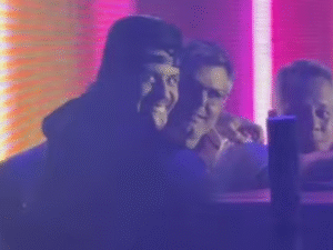 Nos bastidores, Zé Felipe assiste a apresentação de Ana Castela abraçado ao sogro