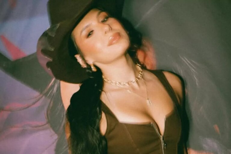 ana castela posando bonitona