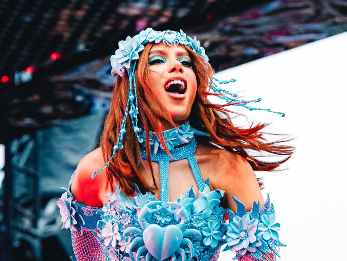 Ator acerta cores dos looks da Anitta em cada "Ensaios"