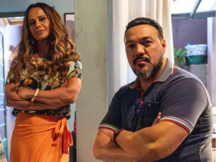 Saiba em qual situação personagens de Belo e Viviane Araujo se beijarão em "Três Graças"