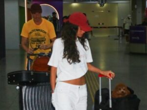 Adeus, Alagoas! Bruna Marquezine e Shawn Mendes desembarcam juntinhos no Rio