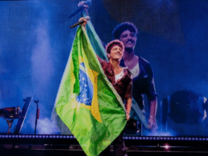 Bruno Mars anuncia álbum finalizado e diz que novo single está próximo