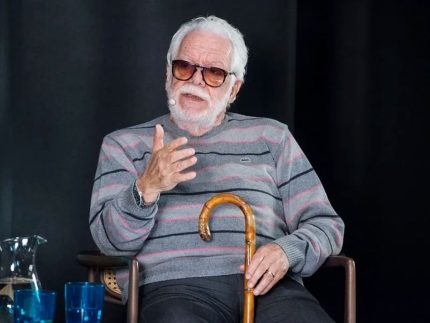 Amigos e familiares se reúnem para missa de 7ª dia de Manoel Carlos