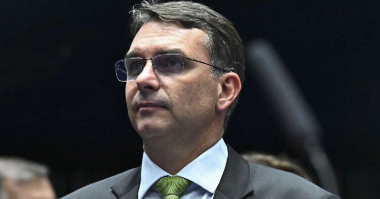 PL quer Flávio Bolsonaro mais acessível em 2026